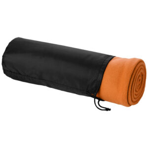 La couverture à carreaux unicolore Huggy est fabriquée en 100% polaire 200 g/m², une matière douce et confortable qui fournit rapidement la chaleur nécessaire et retient la chaleur corporell